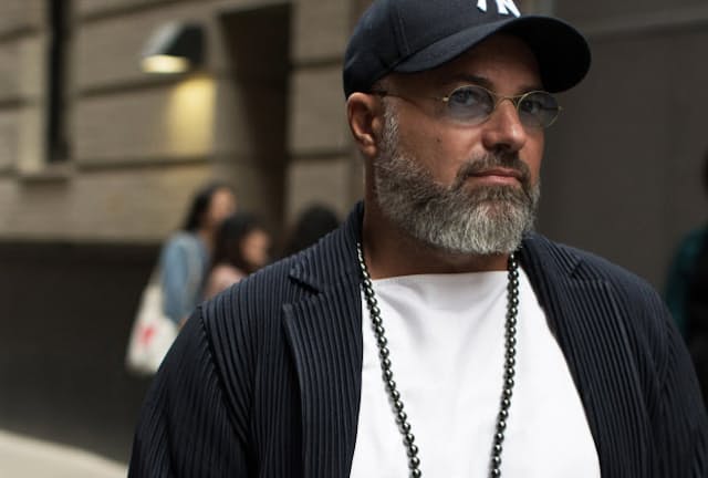 ニューヨークのファッションディレクターRiccardo Tortatoさんのクールな真珠のつけ方はインスタグラムで話題の的に