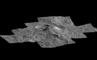 NASAの探査機ドーンが撮影した準惑星ケレスの写真から作成された画像。盛り上がっている部分は、アフナ山と名付けられた謎の氷火山（PHOTOGRAPHY BY NASA/JPL/DAWN MISSION）