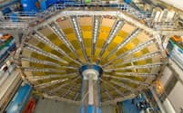 スイスのジュネーブ近郊にある欧州原子核研究機構（CERN）のATLAS検出器。ATLAS実験チームは今回、別の実験チームとともにヒッグス粒子の崩壊を観察した。（PHOTOGRAPH BY BABAK TAFRESHI, NATIONAL GEOGRAPHIC CREATIVE）