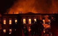 2018年9月2日、炎に包まれるリオデジャネイロのブラジル国立博物館（PHOTOGRAPH BY FABIO TEIXEIRA, PICTURE ALLIANCE VIA GETTY IMAGE）