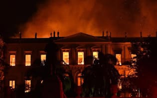 2018年9月2日、炎に包まれるリオデジャネイロのブラジル国立博物館（PHOTOGRAPH BY FABIO TEIXEIRA, PICTURE ALLIANCE VIA GETTY IMAGE）