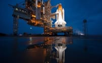 2011年7月7日、スペースシャトル計画の最後のフライトを前に待機する「アトランティス号」（PHOTOGRAPH BY NASA/BILL INGALLS）