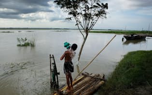 バングラデシュのブラマプトラ川。バングラデシュには、川の水に含まれる抗生物質の濃度が基準値の300倍を超えている場所がある（PHOTOGRAPH BY JONAS BENDIKSEN, NAT GEO IMAGE COLLECTION）