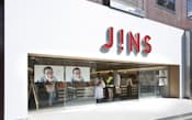 写真1 SPA（製造小売り）で快進撃を続けるジェイアイエヌの店舗。「JINS（ジンズ）」ブランドの眼鏡を扱う