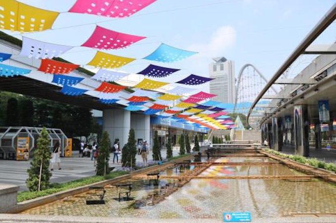 東京ドーム 東京ドームシティの夏期熱中症対策で日よけ幕 サーフサンシェード と ひまわりミスト を設置 日本経済新聞