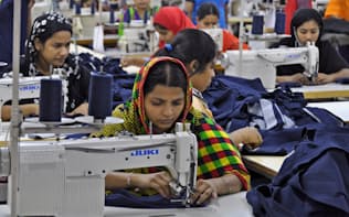 バングラデシュの縫製産業では労働環境の改善が継続的な課題だ（首都ダッカ郊外の縫製工場）
