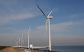図1　着床式の洋上風力発電所であるウインド・パワー・いばらきの「ウィンド・パワーかみす風力発電所」（茨城県神栖市）。日立製作所製のダウンウインド型風力発電設備（2000kW）が7基稼働している
