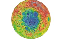 NASAのルナー・リコネサンス・オービターが撮影した月の画像。月の裏側が無数のくぼみで覆われているのがわかる。中央の青い部分は、月の南極エイトケン盆地。直径約2500キロで、太陽系で知られている限り最古かつ最大の衝突クレーターだ（PHOTOGRAPH BY NASA/GODDARD）