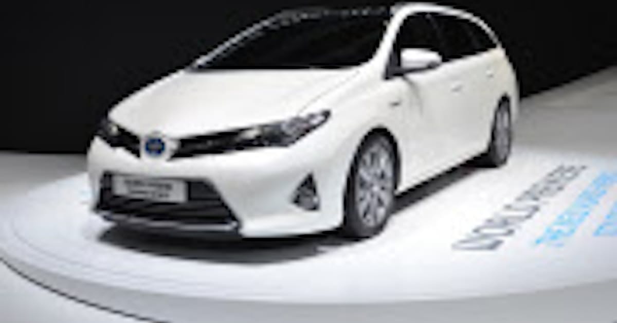 トヨタ 新型 オーリス ハイブリッドモデルの電池を後席下に移動 日本経済新聞