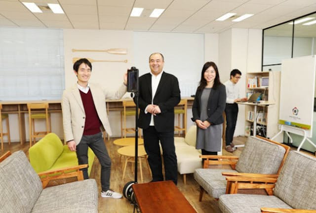 常務取締役COOの中村研太さん（左）、People Divisionマネージャーの下司剛義さん（中）、同部門の有馬さよ子さん