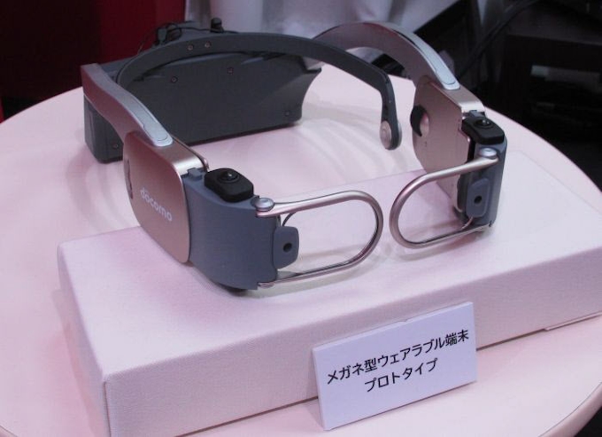 これが未来のスマホ Nttドコモがメガネ型の試作機をデモ 日本経済新聞