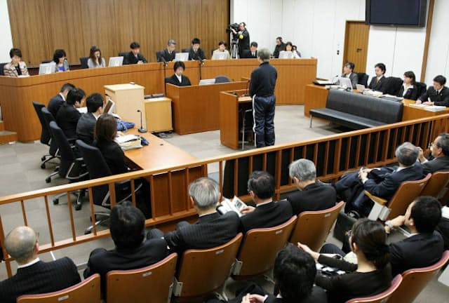 裁判員裁判では裁判官3人と裁判員6人が参加する（東京地裁での模擬裁判）