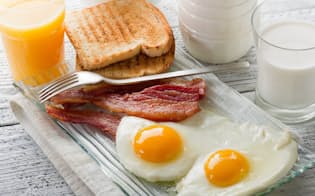 「隠れたんぱく質不足」を解消するには、たんぱく質量が不足しがちな朝食で乳製品や肉、卵などをしっかり取ることを意識したい。写真はイメージ=(c)marco mayer-123RF