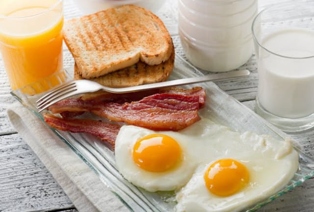「隠れたんぱく質不足」を解消するには、たんぱく質量が不足しがちな朝食で乳製品や肉、卵などをしっかり取ることを意識したい。写真はイメージ＝(c)marco mayer-123RF