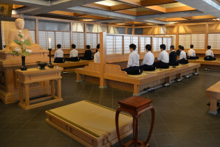 世田谷学園の「禅堂」。学校でここまで本格的な施設を備えるのは珍しい=世田谷学園提供