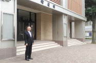 中学1年生から高校3年生まで6学年の生徒が学ぶ世田谷学園のキャンパスと同中学校・高校の山本慈訓校長