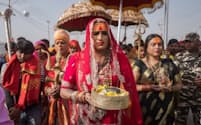 2019年のクンブ・メーラで、行列を率いるトランスジェンダーの活動家、ラクシュミー・ナラヤン・トリパティーさん。クンブ・メーラはインド最大の宗教祭典であり、世界で最も多くの人が集まる行事だ（Photograph by Ismail Ferdous）