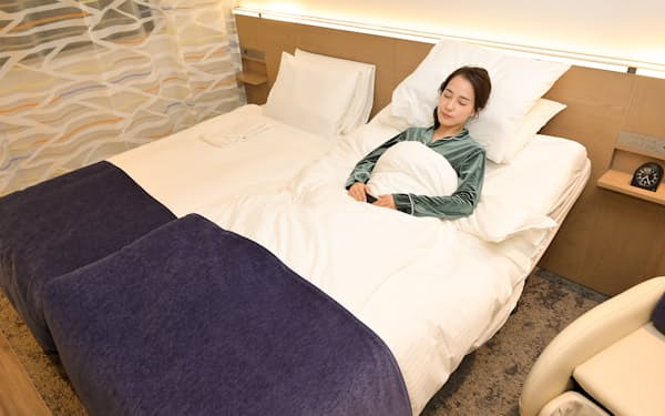 「眠りへの最適解」を追求したベッドを奈津子さんが実際に眠って体験した