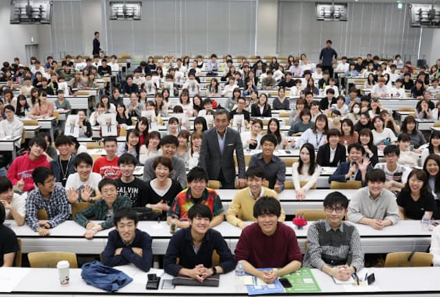 大教室で学生に囲まれる沢田社長