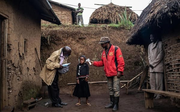 コンゴ北東部の村バヤナで、WHOのチームがコンフィルメ・マシカ・ムガニラちゃん（7）の体温を測る。彼女は、両親と兄、妹をエボラで亡くし、親戚に育てられている（Photograph by Nichole Sobecki）