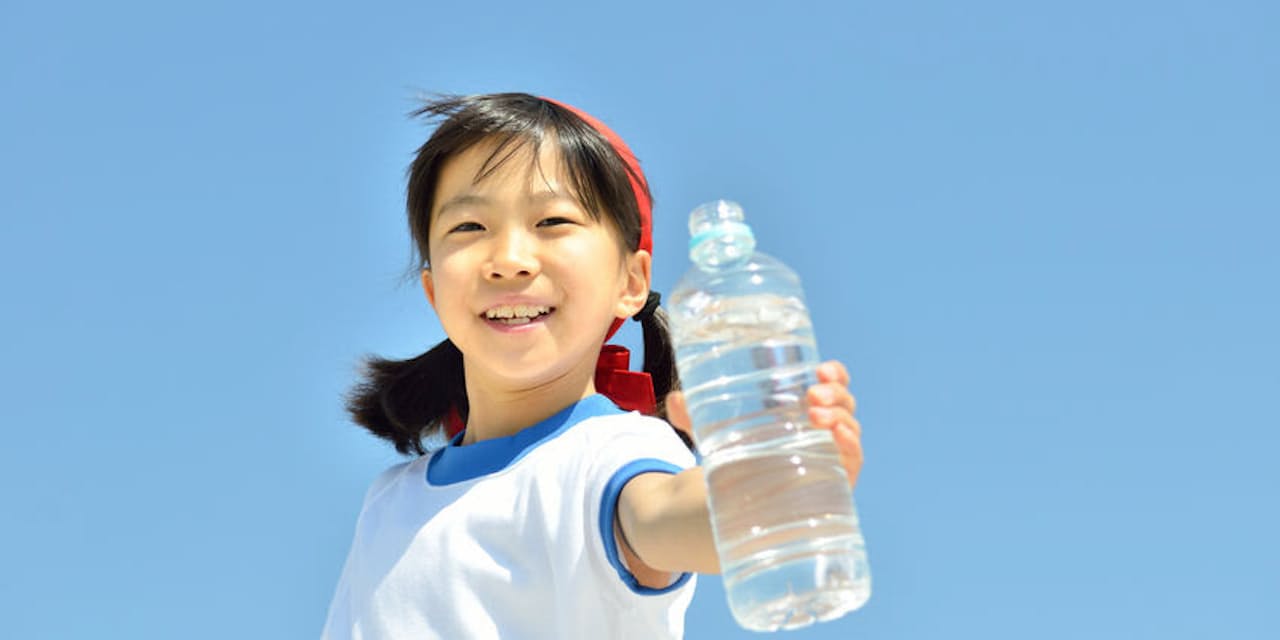 脱水しやすい子供の熱中症予防 運動15分ごとに水分 ヘルスup Nikkei Style 脱水しやすい子供の熱中症予防 運動15分ごとに水分 ヘルスup Nikkei Style