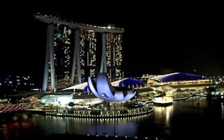 マンダリン・オリエンタル・シンガポールから望むうっとりするようなマリーナ・ベイの夜景