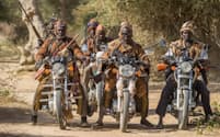 マリ中部の伝統的な狩人が結成した自衛団がオートバイで集合した。イスラム武装勢力から村を守るため組織しているが、フラニ族の人々を無差別に殺しているとの非難も受けている（PHOTOGRAPH BY PASCAL MAITRE）