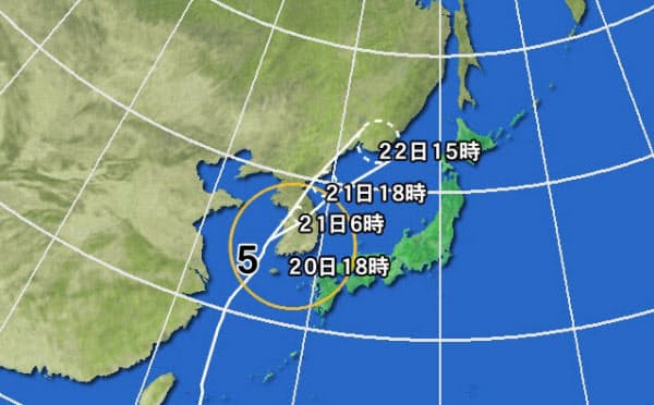 黄円の範囲は風速15m/s以上の強風域、白の点線は予報円(C)weathernews