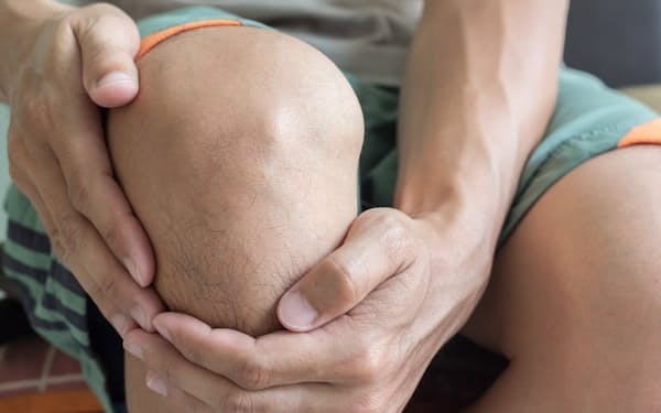 膝や股関節の痛みやこわばりは、進行すると、立つ、座るなどの日常動作に支障をきたす。写真はイメージ=(c)suphaksorn thongwongboot-123RF
