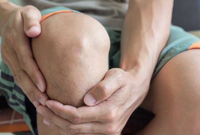 膝や股関節の痛みやこわばりは、進行すると、立つ、座るなどの日常動作に支障をきたす。写真はイメージ＝(c)suphaksorn thongwongboot-123RF