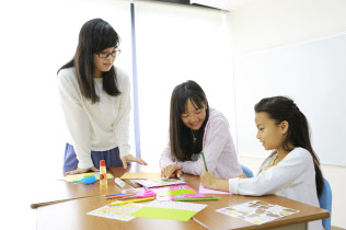 LITALICOは学習に困難を抱える子どもなどのための教室を全国約100の拠点で開いている=同社提供