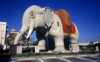 「ゾウのルーシー」は、最初に建てられてから約100年後の1971年に米国国家歴史登録財となった。ゾウの内部は6階建ての建造物で、道路沿いの観光名所として米国で初めて造られたもの（PHOTOGRAPH BY CLASSICSTOCK, ALAMY STOCK PHOTO）