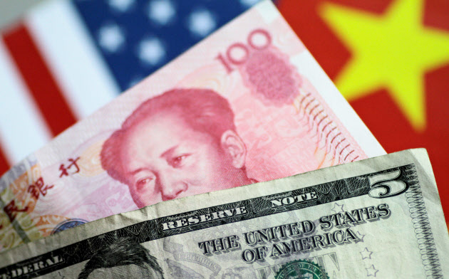 米財務省は貿易で有利になるよう意図的に通貨人民元を切り下げているとして、中国を「為替操作国」に指定した=ロイター 米財務省は貿易で有利になるよう意図的に通貨人民元を切り下げているとして、中国を「為替操作国」に指定した=ロイター