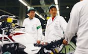 ホンダは2輪車の開発機能の一部を熊本製作所に移した。中央は本田技術研究所二輪R&Dセンターの藤田茂久熊本分室マネージャー主任研究員