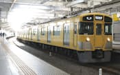 西武線といえば黄色い電車。西武新宿駅が発着駅となっている