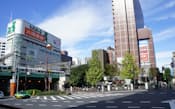 右手の茶色いビルが西武新宿の駅ビル。新宿プリンスホテルと一体化している