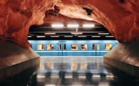 むき出しの岩盤がそのままのロードヒューセット（裁判所）駅は、ストックホルム地下鉄のブルーラインにある最も壮観な駅のひとつだ（PHOTOGRAPH BY ALEXANDER SPATARI, GETTY IMAGES）