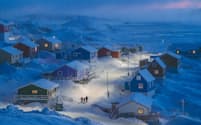 グリーンランド西部の小さな島にある漁村、ウペルナビク。昔からグリーンランドでは、役割の違いを示すために、建物がさまざまな色で塗り分けられてきた。店頭のある建物は赤で、漁師の家は青といった具合だ。一面が雪景色のときに良く目立つ効果がある。この写真は、2019年ナショナル ジオグラフィックトラベルフォトコンテストの大賞に選出された（PHOTOGRAPH BY WEIMIN CHU, 2019 NATIONAL GEOGRAPHIC TRAVEL PHOTO CONTEST）
