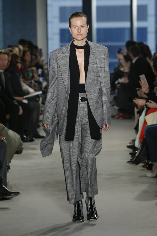 パワーショルダーでジェンダーレスな着映えに 秋冬レディース ポイントは首 肩 Nikkei Style パワーショルダーでジェンダーレスな着映えに 秋冬レディース ポイントは首 肩 Nikkei Style