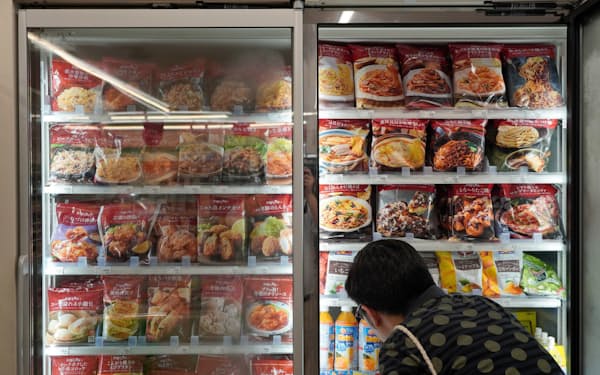 ファミリマートは冷凍食品の売り場を拡張する（東京・新宿）