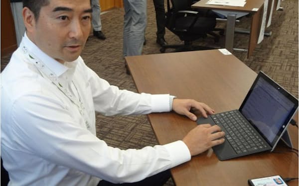 ネット投票を実演した五十嵐立青つくば市長