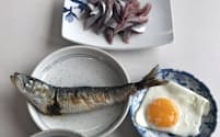 北海道東部ではマイワシの漁獲が3～4倍に増加。根室花咲港の市場関係者向け朝食は、新鮮な刺し身に塩焼き（8月19日、花咲港）