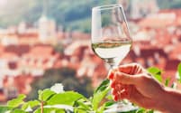 白ワインやスパークリングワインは、健康効果の面では赤ワインに比べて影が薄いが、実際のところどうなのだろうか。写真はイメージ=(c)JaromA-r Chalabala-123RF