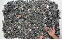 英国コーンウォールの浜辺で収集されたパイロプラスチック。石にしか見えない（PHOTOGRAPH BY ROB ARNOLD）
