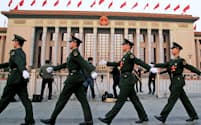中国は建国70年、天安門事件から30年の節目を迎える（北京の人民大会堂前で警戒する警備関係者）=小高顕撮影
