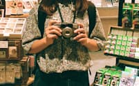 若い世代、とくに若い女性の間でフィルムカメラが人気だ。コイデカメラアトレ吉祥寺では1日30本を超えるフィルムが持ち込まれるという
