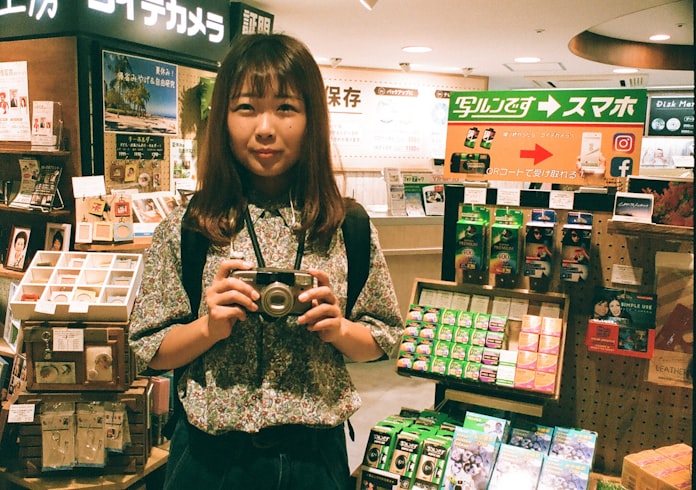 フィルムカメラ女子 私は一眼レフよりコンパクト 日本経済新聞 フィルムカメラ女子 私は一眼レフよりコンパクト 日本経済新聞