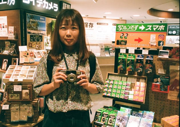 一眼レフよりコンパクトカメラ フィルムカメラ女子 私は一眼レフよりコンパクト Nikkei Style 一眼レフよりコンパクトカメラ フィルムカメラ女子 私は一眼レフよりコンパクト Nikkei Style