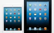 アップルの第4世代iPad（写真右）。9.7インチで高精細なディスプレイを搭載。左はiPad mini