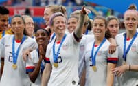 2019年7月、ワールドカップで優勝した米女子サッカーチーム。中央はキャプテンのミーガン・ラピノー選手（写真=ロイター）